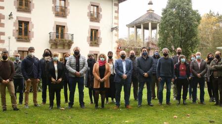 Alcaldes y autoridades asistentes al acto posan en la foto de familia en Bertiz