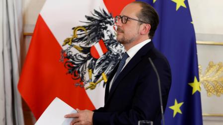 El canciller austriaco Alexander Schallenberg llega a una conferencia de prensa en Viena