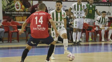 Jesulito, jugador del Córdoba Patrimonio, ante Raúl Rocha, de Xota FS