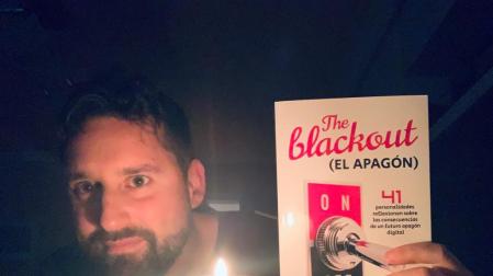 Mikel Navarro, con su libro 'The Blackout (El apagón)'