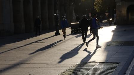 Varias personas pasean en Pamplona