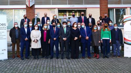 Foto de familia de los asistentes al encuentro organizado ayer por ANEL