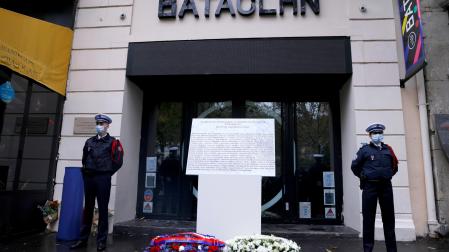 Agentes de la policía francesa, durante la ceremonia para rendir homenaje a las víctimas del 13 de noviembre de 2015