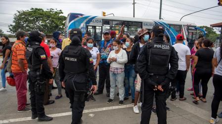 - Policías vigilan hoy mientras familiares de presos esperan información sobre sus seres queridos, en las afueras de la penitenciaría de Guayaquil (Ecuador)