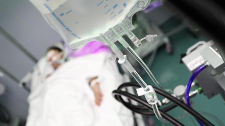 Una persona, ingresada en un hospital
