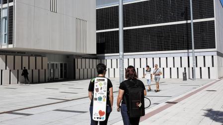 Dos estudiantes se dirigen al Conservatorio en 2019
