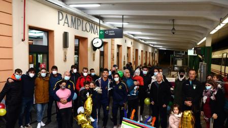 Ioseba Fernández, Ruth Arza, el seleccionador Garikoitz Lerga y el presidente de la Federación Española, Carmelo Paniagua, con amigos y familiares en la estación de tren