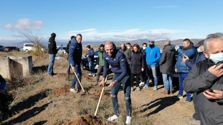 Los ciclistas Alejandro Valverde, Enric Mas y el mánager del Movistar, Eusebio Unzué, han participado este miércoles en la presentación del proyecto de reforestación '1.000 árboles en Navarra' que ha tenido lugar en Sangüesa.
