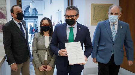 Manuel Gavira, este miércoles, en el Parlamento regional donde ha registrado una enmienda a la totalidad al Presupuesto