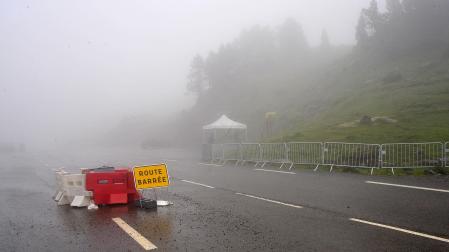 Cartel anunciador del cierre, este verano, en el alto del puerto de Belagua (Piedra de San Martín)