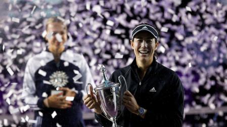 Muguruza, con el trofeo de ganadora del torneo de maestras