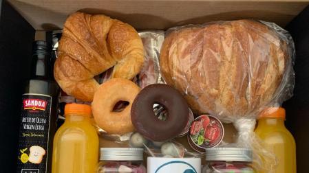 Un ejemplo de una de las cajas de desayuno que realiza A tu puerta