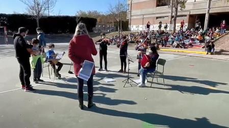 Un grupo de alumnos interpreta el Himno a la Alegría ante sus compañeros en el homenaje de ayer en el patio del colegio Monte San Julián.