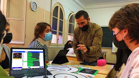 Un profesor, junto a sus alumnos del Colegio Vedruna de Pamplona