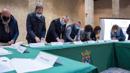 El alcalde Enrique Maya y representantes de 11 entidades firman el convenio