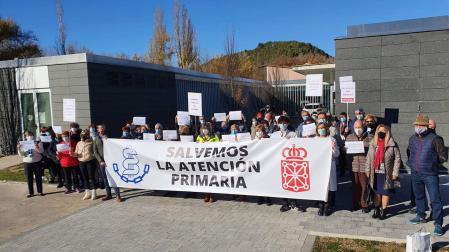 Protesta este jueves ante el centro de salud de Sangüesa, con presencia de sanitarios, vecinos y autoridades de la zona.