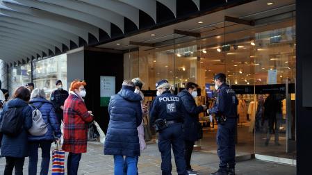 Varios policías piden el pasaporte Covid para acceder a un centro comercial de Viena