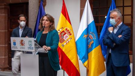 La ministra Teresa Ribera, flanqueada por Mariano Hernández y Ángel Víctor Torrse