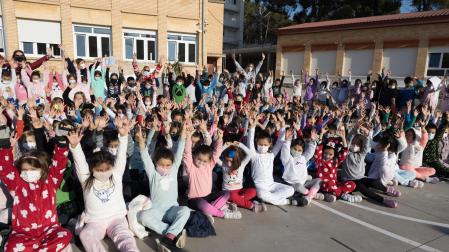 Alumnos y profesores del colegio La Anunciata de Tudela, con sus pijamas en el patio durante el acto que se celebró este viernes