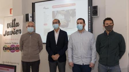 En Villa Javier De izda. a dcha.: Manuel Campillo Meseguer (Tudela Comparte), Javier Fernández Valdivieso (Fundación Caja Navarra), Jorge Crespo Apastegui y Julen Etxebeste González (Unidad Innovación Social Navarra)