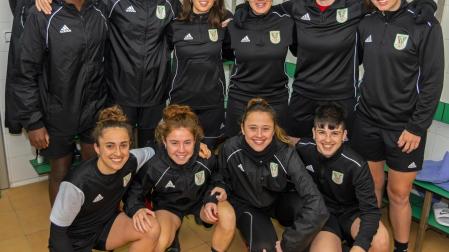De izda. a dcha., de pie: Lesley Talom, Sheila Asensio, Lidia Alén, Merche Izal, Nerea Salinas, Nerea Tellería; agachadas, Irati Ezkurdia, Alaitz Núñez, Jaione Larraiotz e Iratxe Vitoria, el jueves en el vestuario del Pradejón. Faltan Ana Pagola y Ángela Sanz