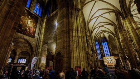 La gente hace cola en la Catedral de San Esteban, en Viena, para recibir la vacuna contra el COVID-19 mientras los turistas visitan el templo