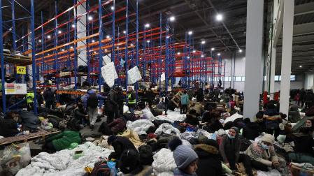 Refugiados en un centro logístico en la frontera entre Polonia y Bieolorrusia