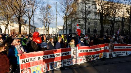Manifestantes portan pancartas contra las medidas tomadas por el gobierno austríaco contra la COVID-19