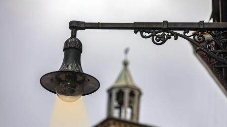 Una farola en la ciudad
