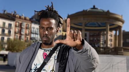 Carlos Bartuty hace el símbolo de las protestas en Cuba desde la Plaza del Castillo pamplonesa