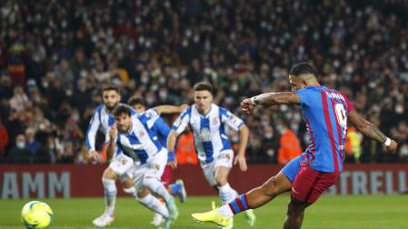 Momento en el que Memphis Depay lanza el penalti que dio los tres puntos al F.C. Barcelona