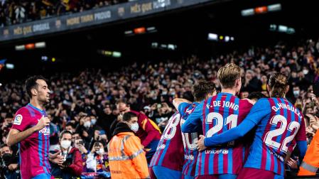 Los jugadores del F.C. Barcelona celebran el tanto de Memphis Depay