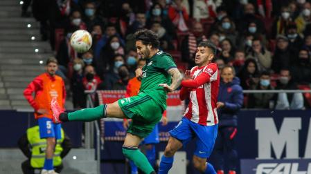 Juan Cruz despeja la pelota ante la presencia de Correa