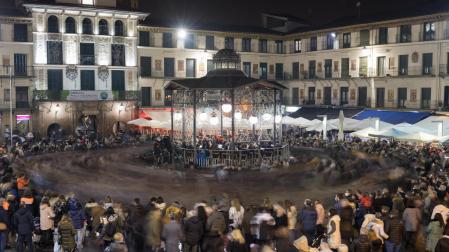 Asistentes al acto rodean a los participantes en La Revoltosa que corren en uno de los momentos en los que la Banda de Música aceleró el ritmo de la partitura
