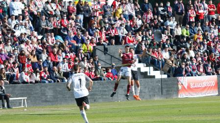 AFICIÓN DE LOGROÑO. El Ciudad de Tudela ofreció la mejor entrada de la temporada por las decenas de aficionados que desplazó la UDL desde Logroño