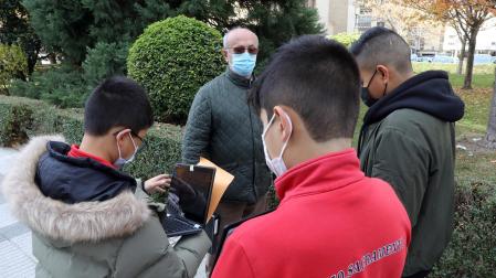 Alumnos de 1º de la ESO del colegio Santísimo Sacramento entrevistan a abuelos sobre sus costumbres navideñas