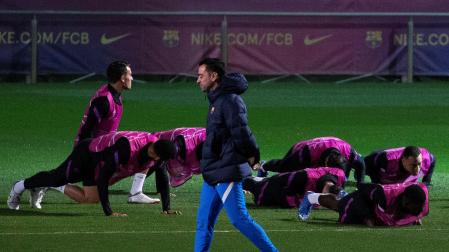 Xavi Hernández dirige el entrenamiento del F.C. Barcelona de este lunes, 22 de noviembre