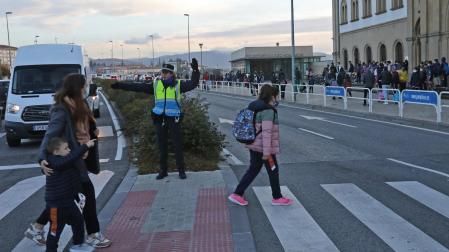Un agente de la Policía Municipal regula el paso de cebra junto al Liceo Monjardín y el Sagrado Corazón