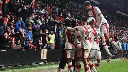 Piña de los jugadores del Rayo Vallecano tras el tercer gol, obra de Óscar Trejo desde los once metros