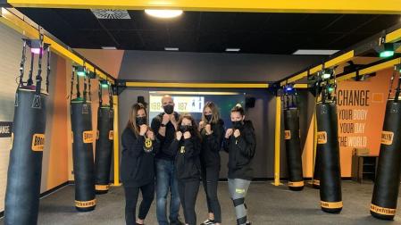 Alberto Campo, con el equipo que atiende el Brooklyn Fitboxing de Pamplona