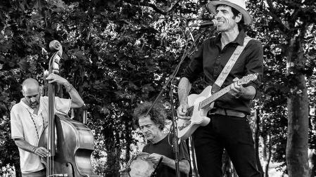 Rolan Garcés & Bandatze durante una actuación anterior