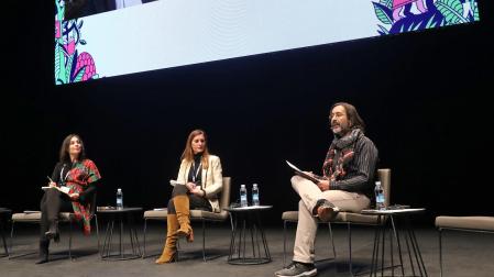 De izda. a dcha.; la editora marroquí Kenza Sefrioui, la francesa Esther Merino y el moderador Alfonso Serrano. En pantalla, de izda. a dcha,; Julien Lefort-Favreau y John B. Thompson