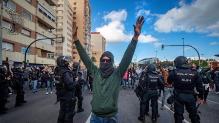 Continúa la tensión entre policías y manifestantes