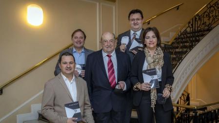 De izquierda a derecha, Manuel Mozota Núñez, Fernando Sesma (músico, médico y autor del epílogo del libro), José Ramón Mozota Ortiz, José Ramón Mozota Núñez y Marisa Mozota Núñez. Se retiraron las mascarillas para tomar la fotografía.