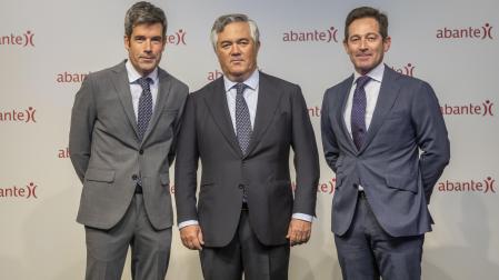 Carlos Taberna Senosiáin (izq.) y Carlos García Ciriza (dcha.), directores de Abante en Pamplona, con Santiago Satrústegui (centro), presidente de Abante, durante la inauguración de la oficina