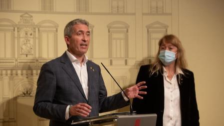 El conseller de Educación, Josep Gonzàlez-Cambray, y la consellera de Cultura, Natàlia Garriga, en rueda de prensa en el Palau de la Generalitat
23/11/2021