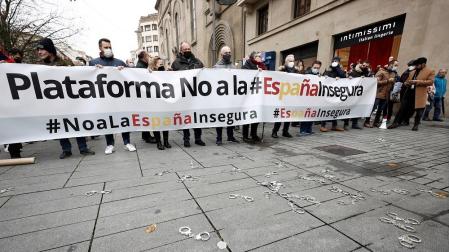 Los sindicatos policiales que forman la plataforma 'No a la España insegura' se han concentrado este miércoles en Pamplona