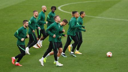 Los jugadores del Ferencvçáros se ejercitan sobre el césped del Benito Villamarín