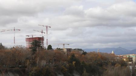En el nuevo perfil que ofrece el solar de Salesianos, la primera de las torres mira “por encima del hombro” a  la Catedral de Pamplona, a la derecha de la imagen