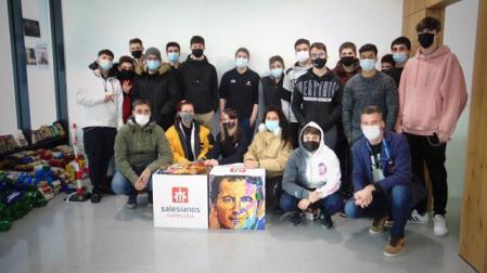 Alumnos de Electricidad de Salesianos posan junto a algunos alimentos que recogieron para Sierra Leona